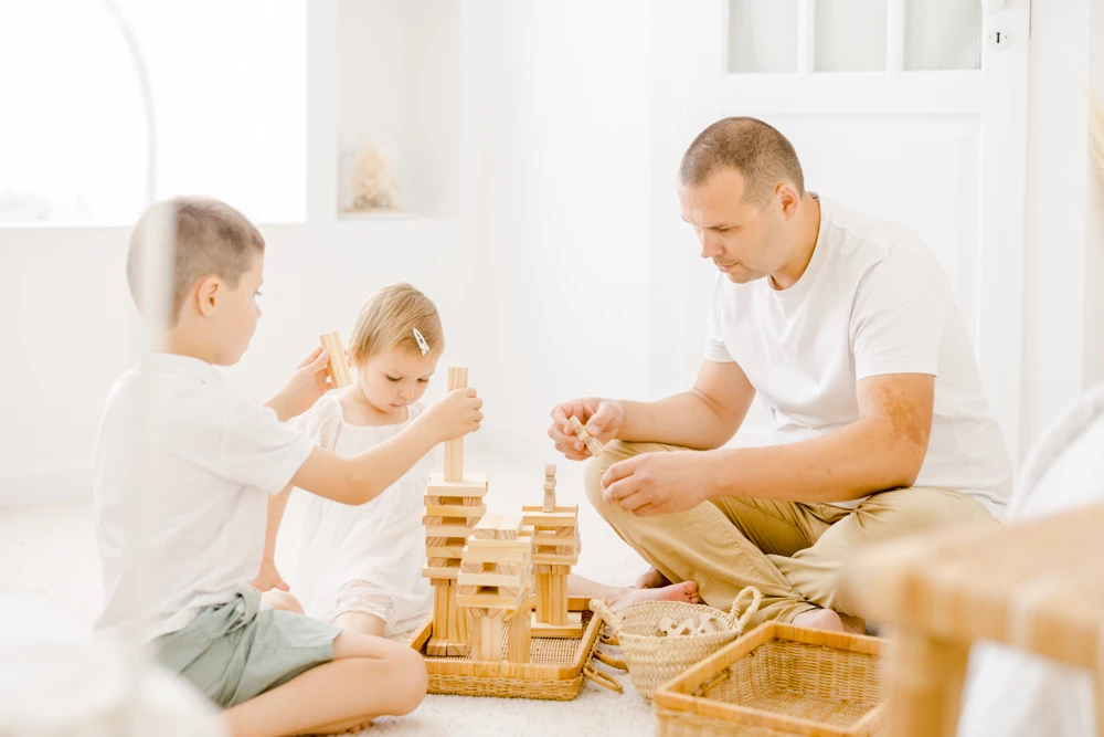 enfant jouer avec les enfants jouer famille beige